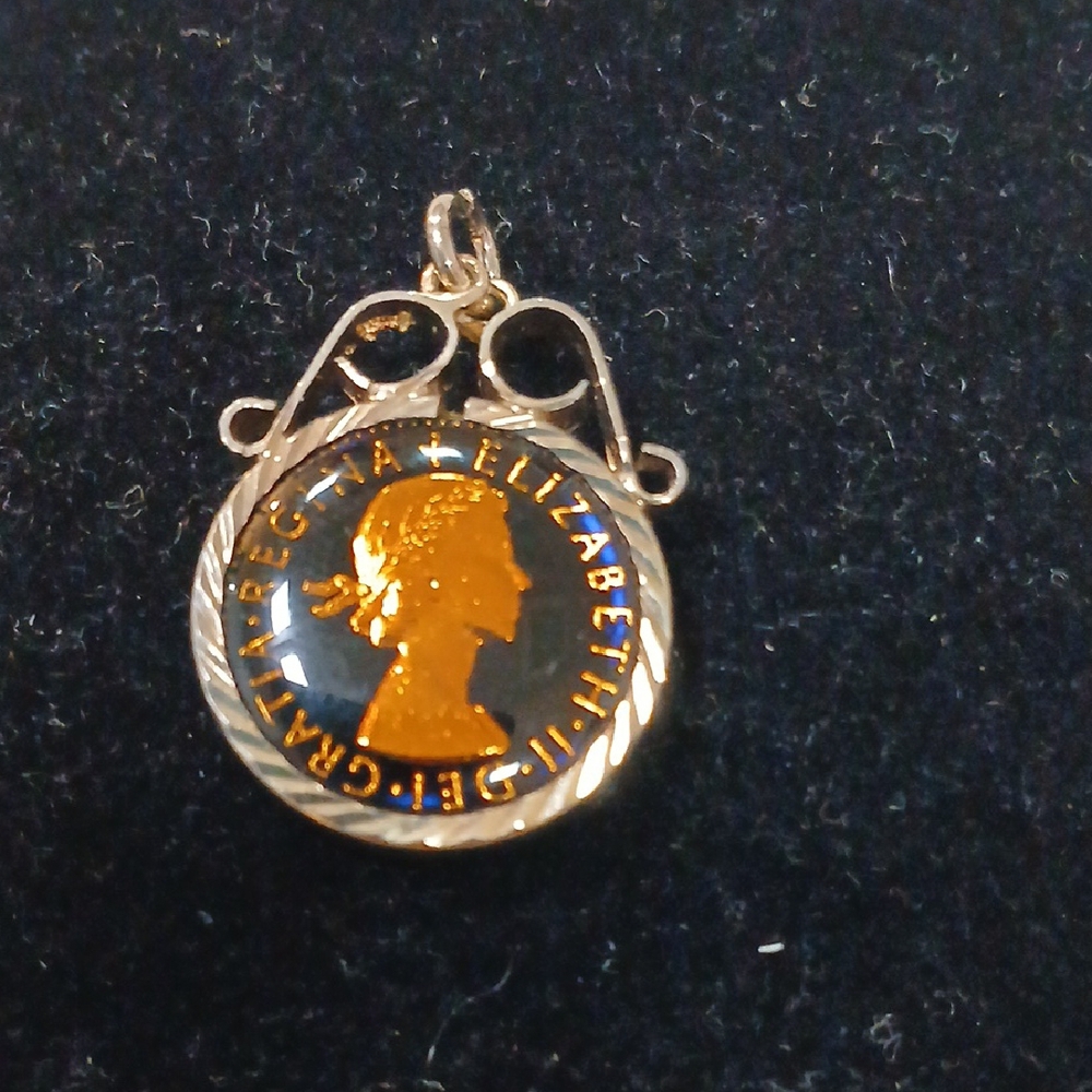Gold Queen Elizabeth Pendant